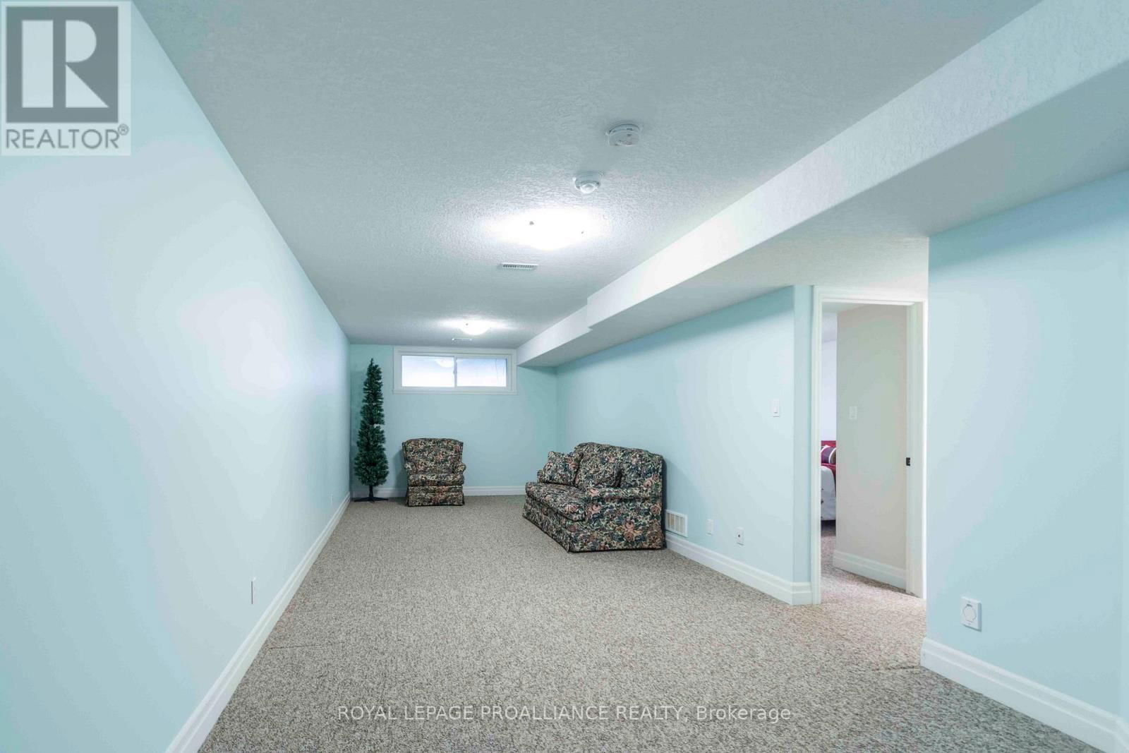 24 CORTLAND CRESCENT Image 17