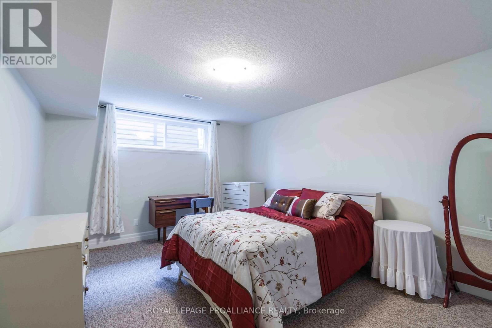24 CORTLAND CRESCENT Image 19