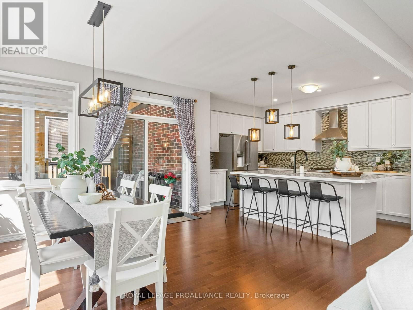 137 HIGHLANDS BOULEVARD Image 18