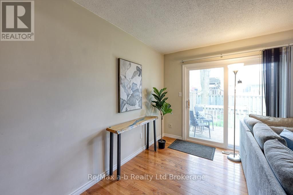 3 - 478 SPRINGBANK AVENUE NORTH Image 16