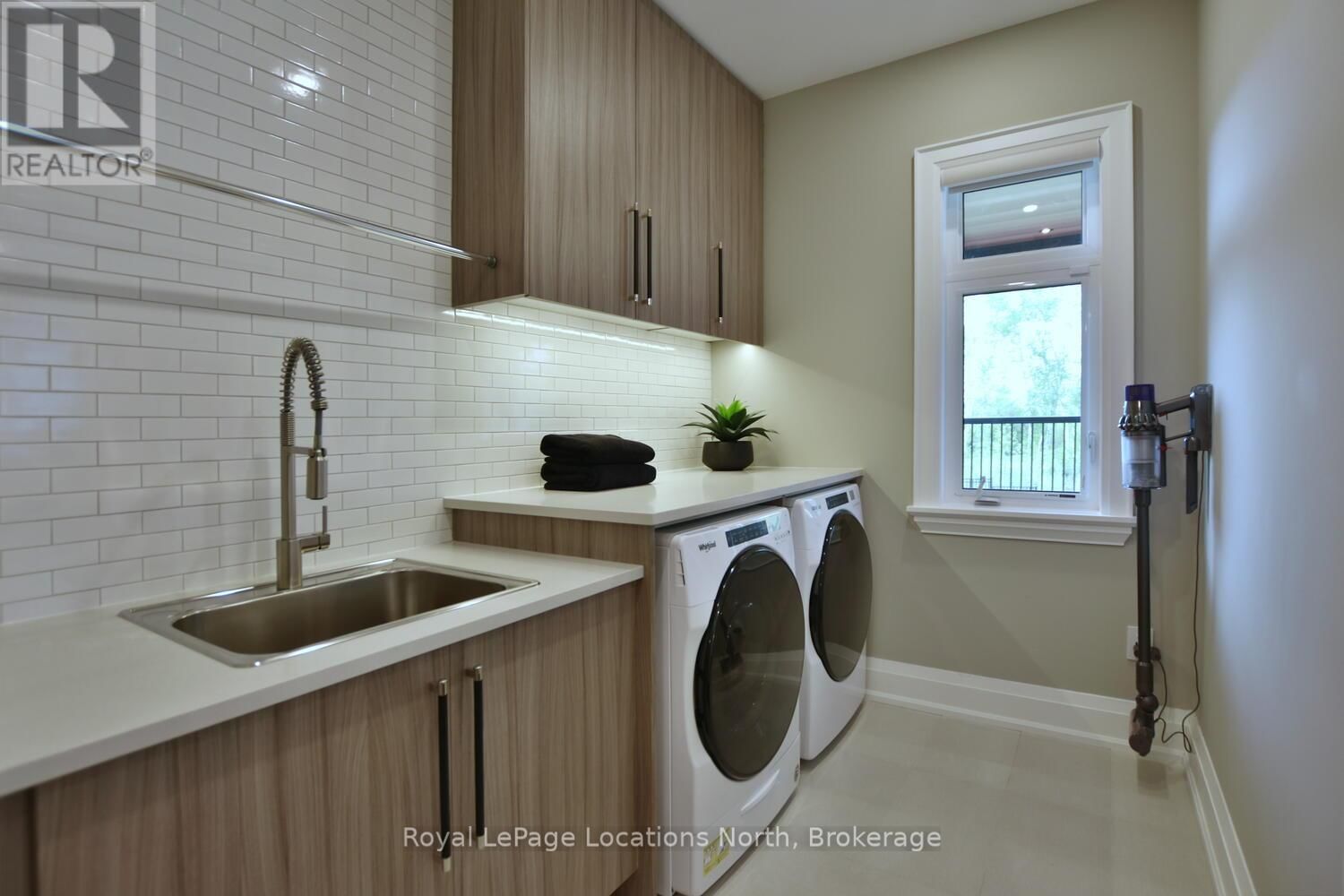 166 SPRINGSIDE CRESCENT Image 37