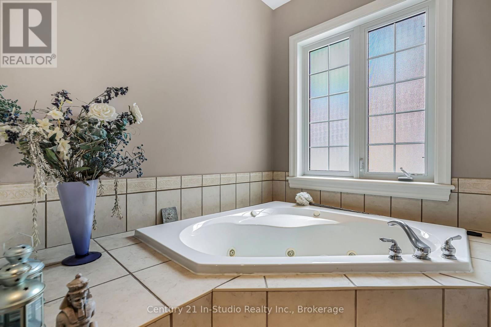 6 GLEN ABBEY COURT Image 28