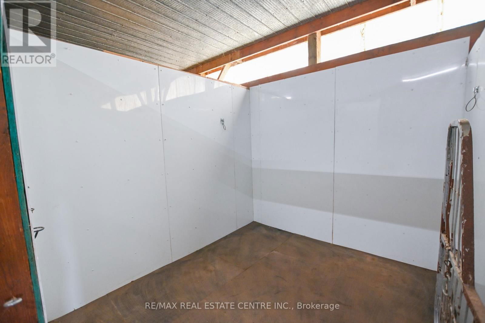 5192 THIRD LINE Image 33