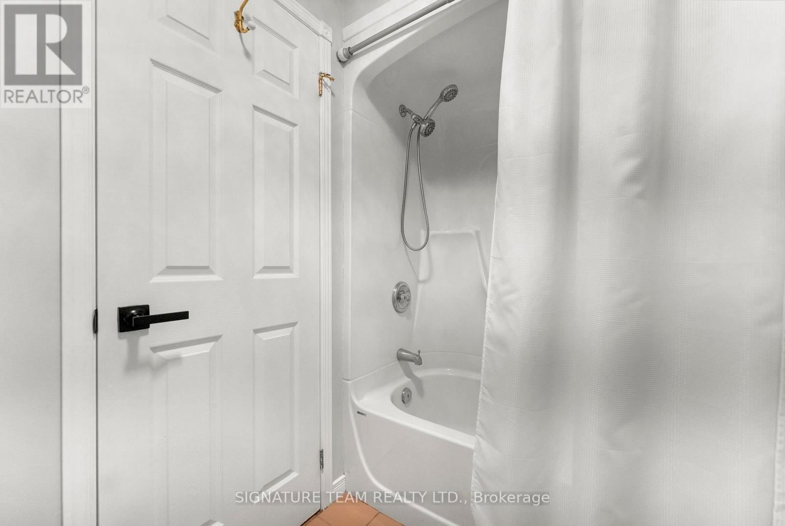 314 ROBERTSON LINE Image 32