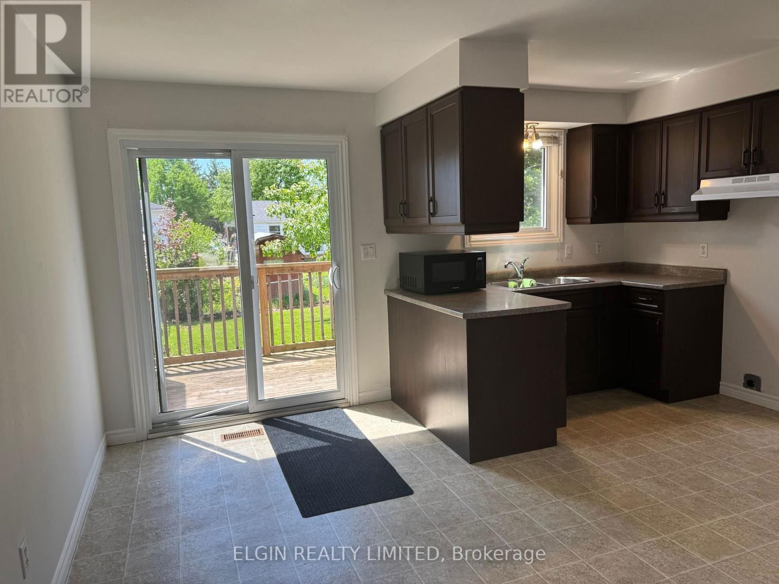 18 VANIER PLACE Image 9