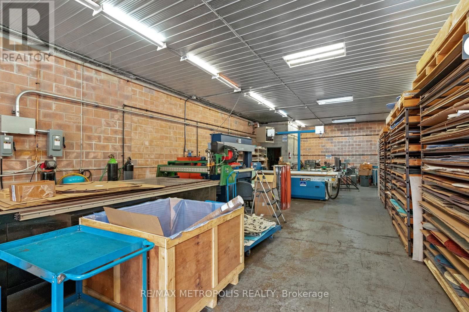 281 CAMPBELL STREET Image 17