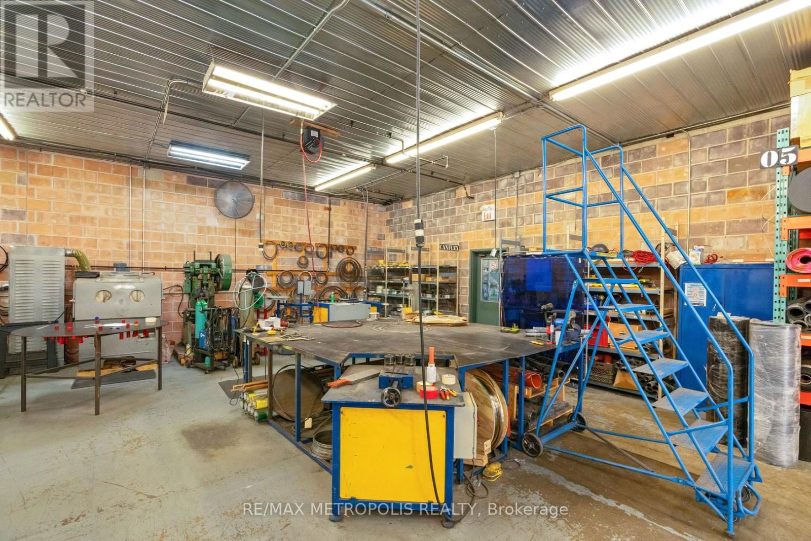 281 CAMPBELL STREET Image 23