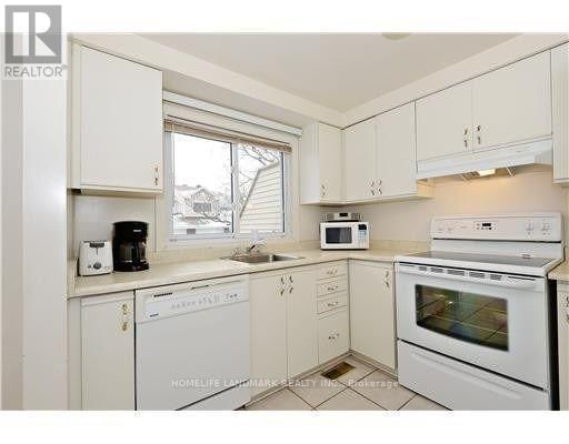92 ESTERLAWN POINT Image 3