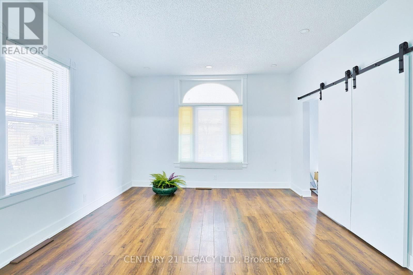 23 LANSDOWNE STREET WEST Image 23