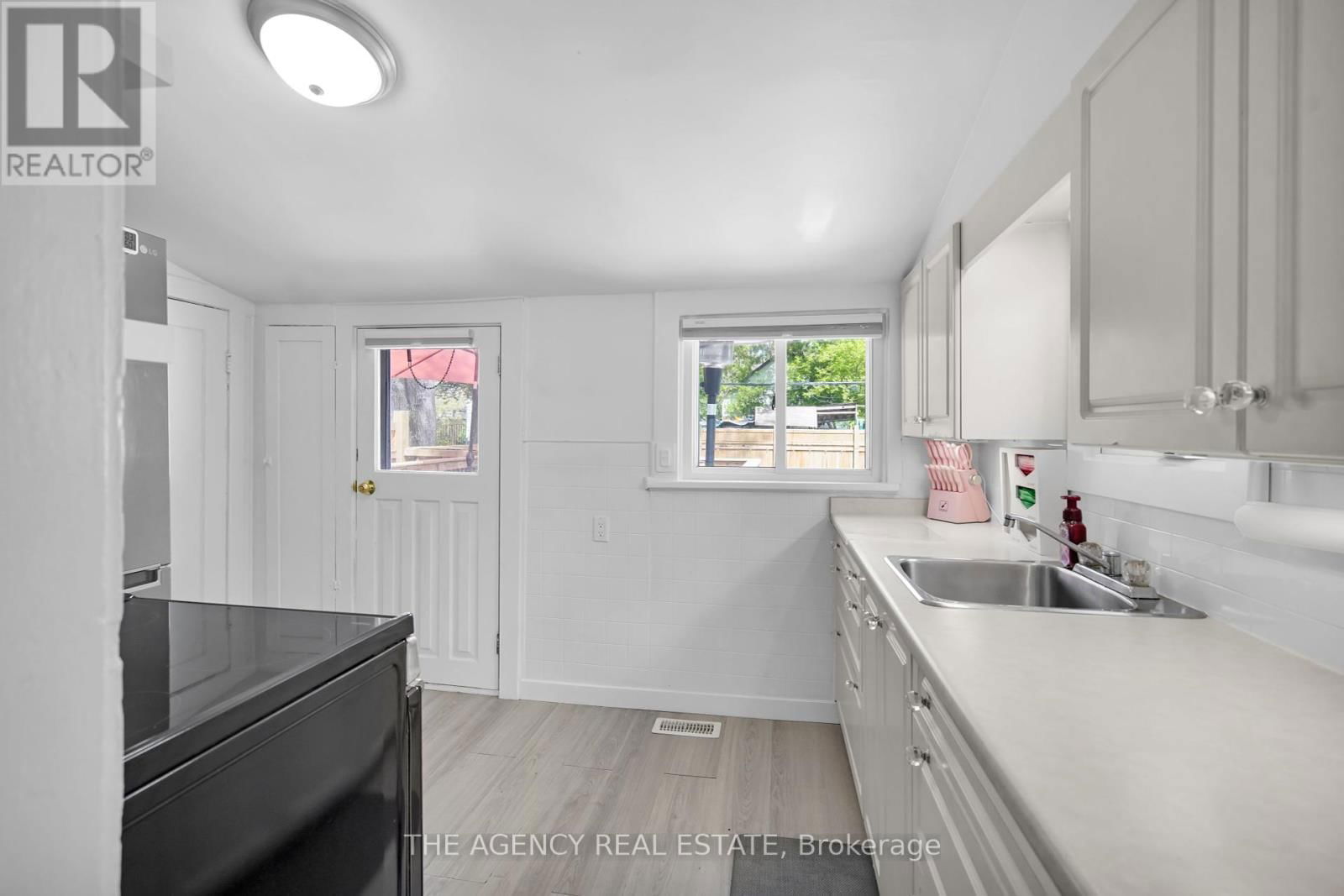 166 GILES STREET Image 21
