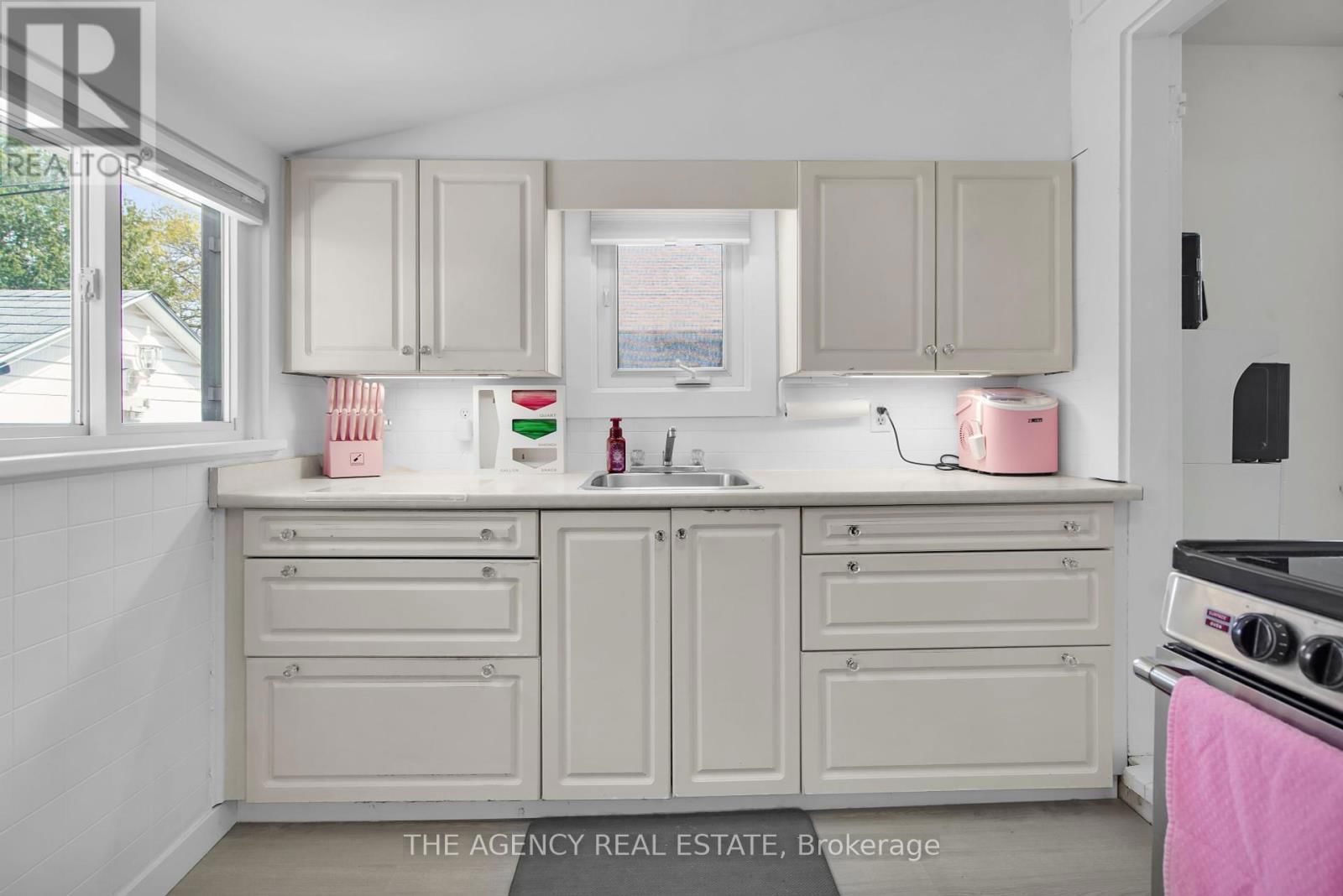 166 GILES STREET Image 23