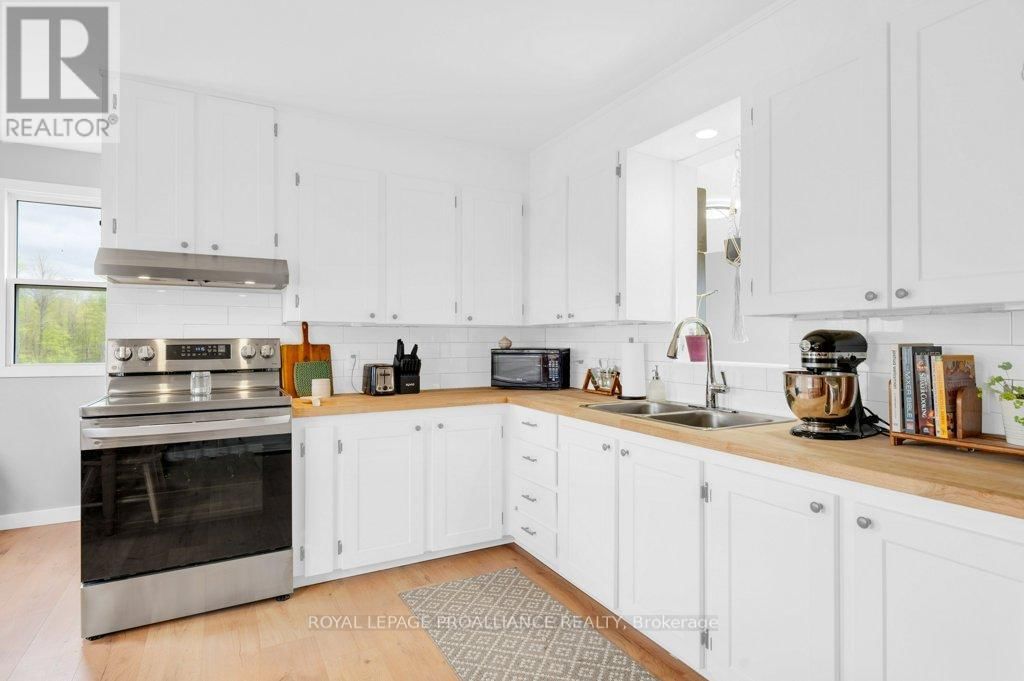 878 BARRY ROAD Image 11