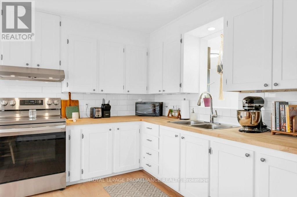 878 BARRY ROAD Image 12