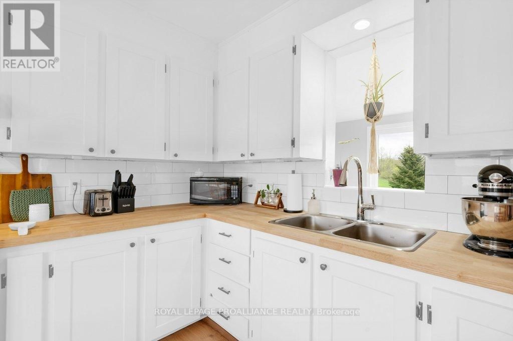878 BARRY ROAD Image 13