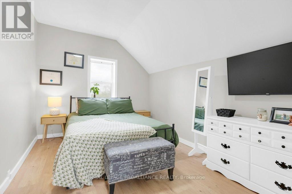 878 BARRY ROAD Image 17