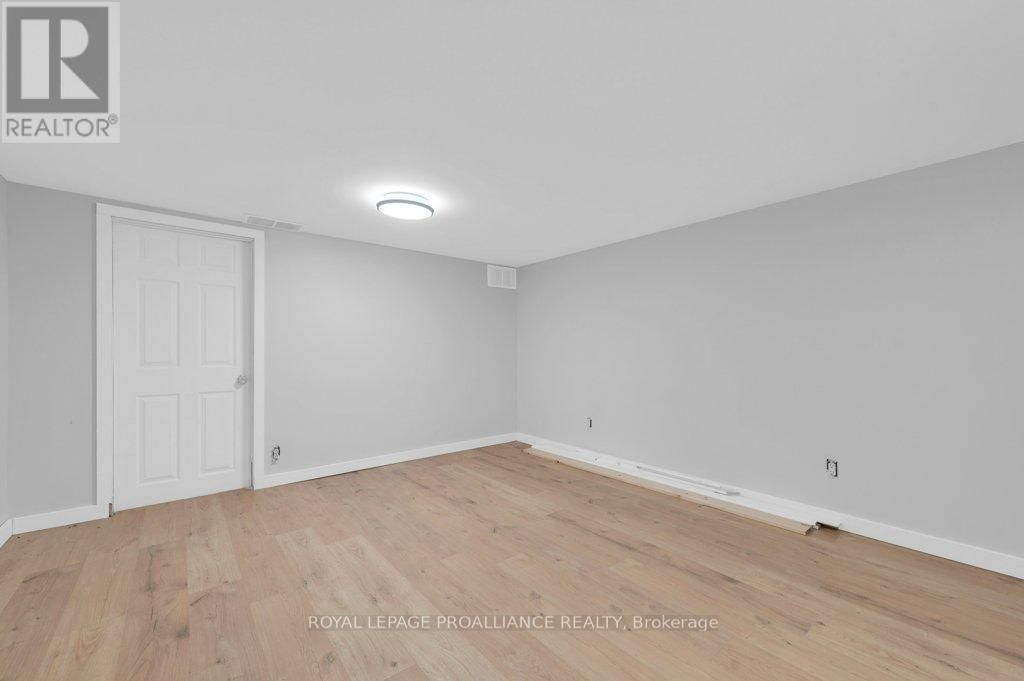 878 BARRY ROAD Image 21