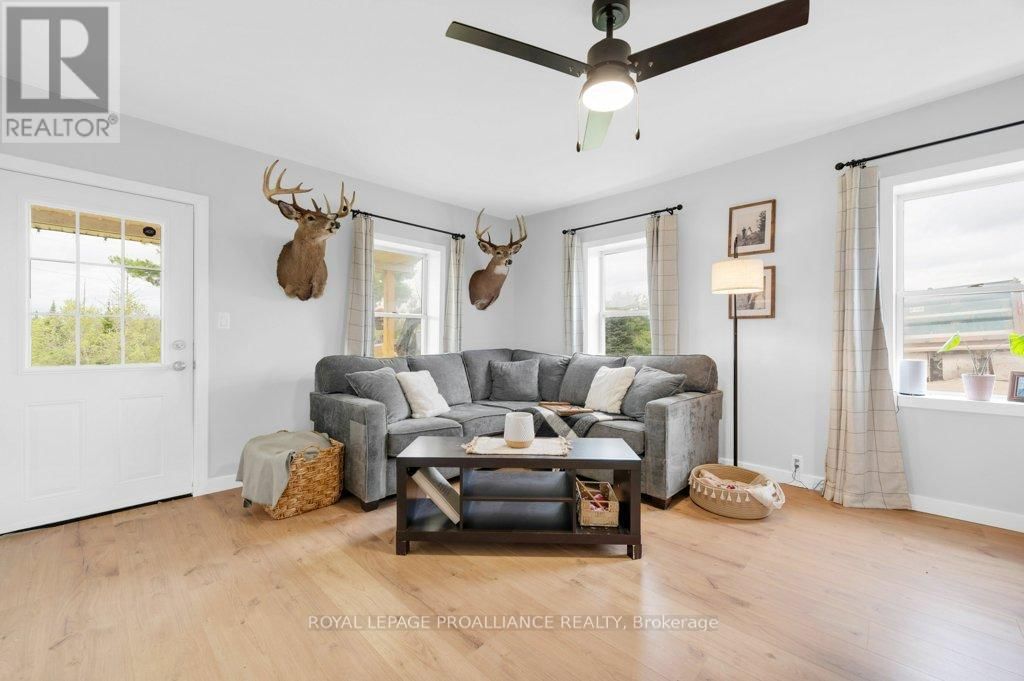 878 BARRY ROAD Image 3