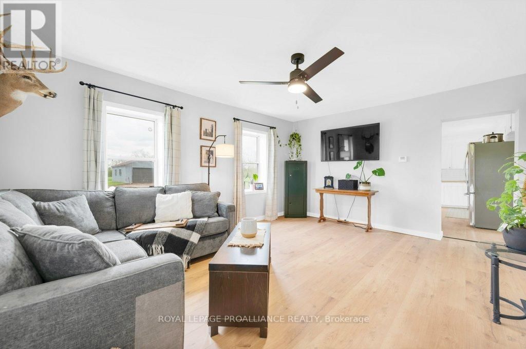 878 BARRY ROAD Image 4