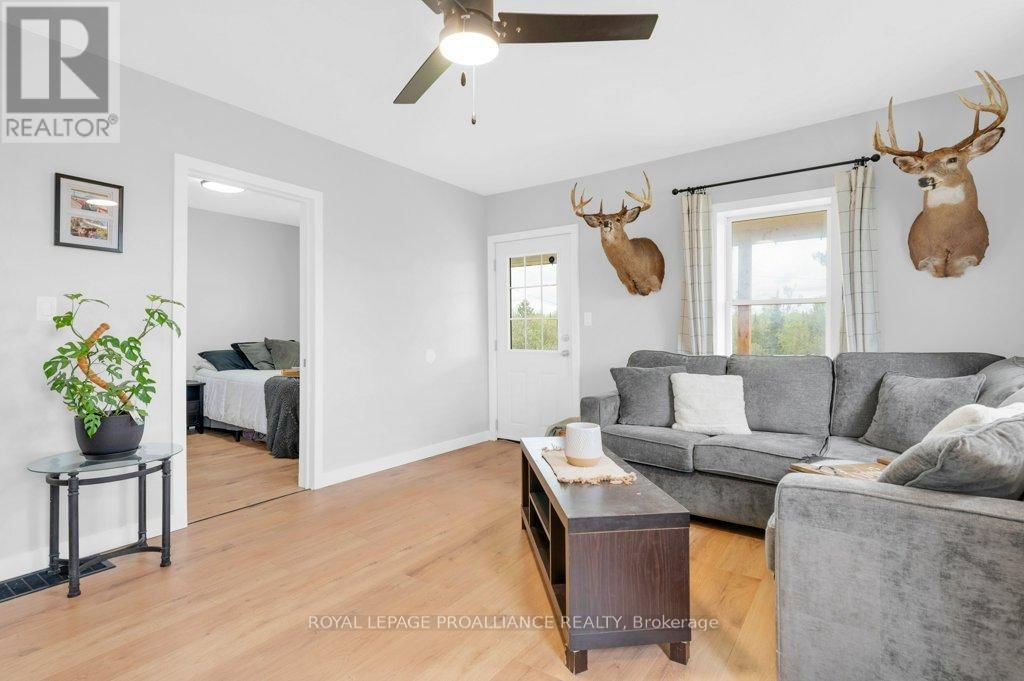 878 BARRY ROAD Image 6