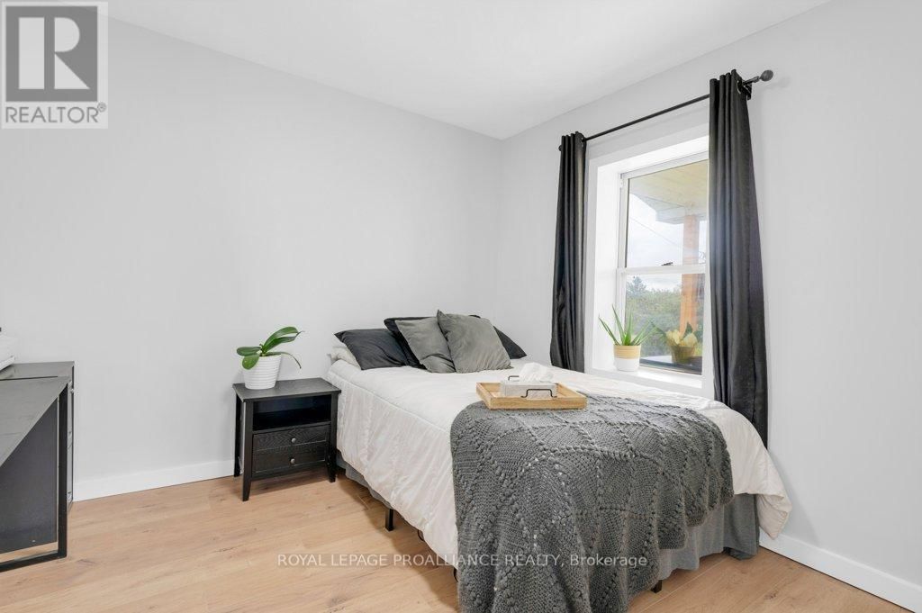 878 BARRY ROAD Image 7