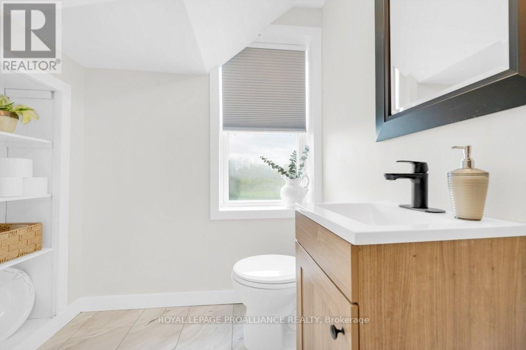 878 BARRY ROAD Image 8