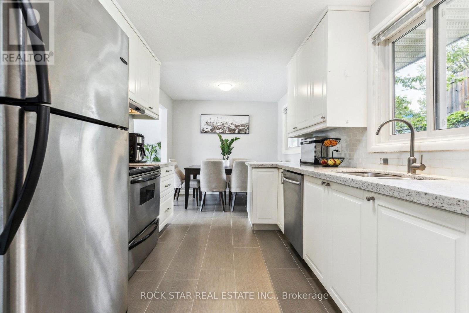 130 HUDSON CRESCENT Image 12