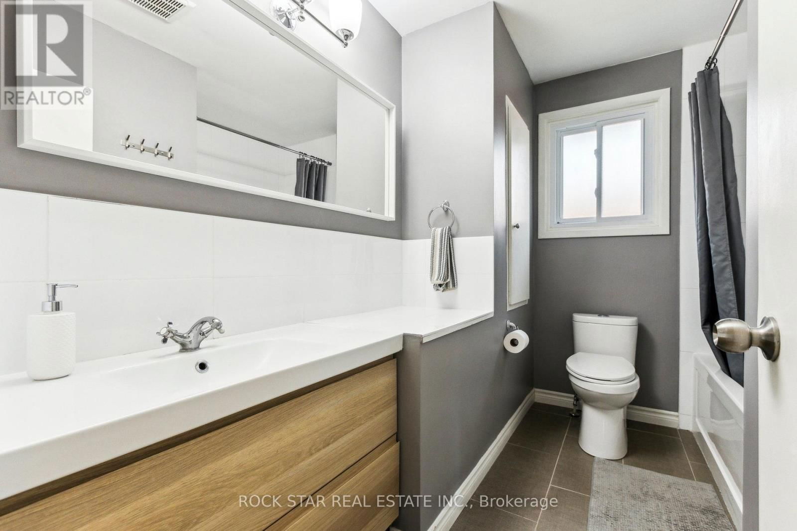 130 HUDSON CRESCENT Image 14