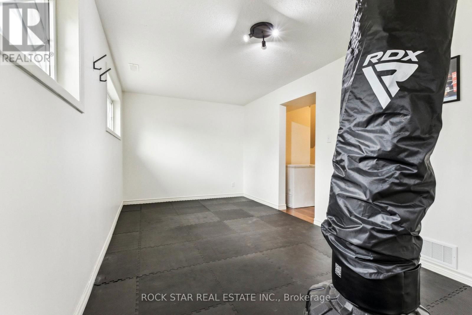130 HUDSON CRESCENT Image 22