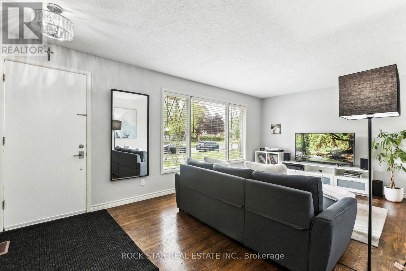 130 HUDSON CRESCENT Image 5