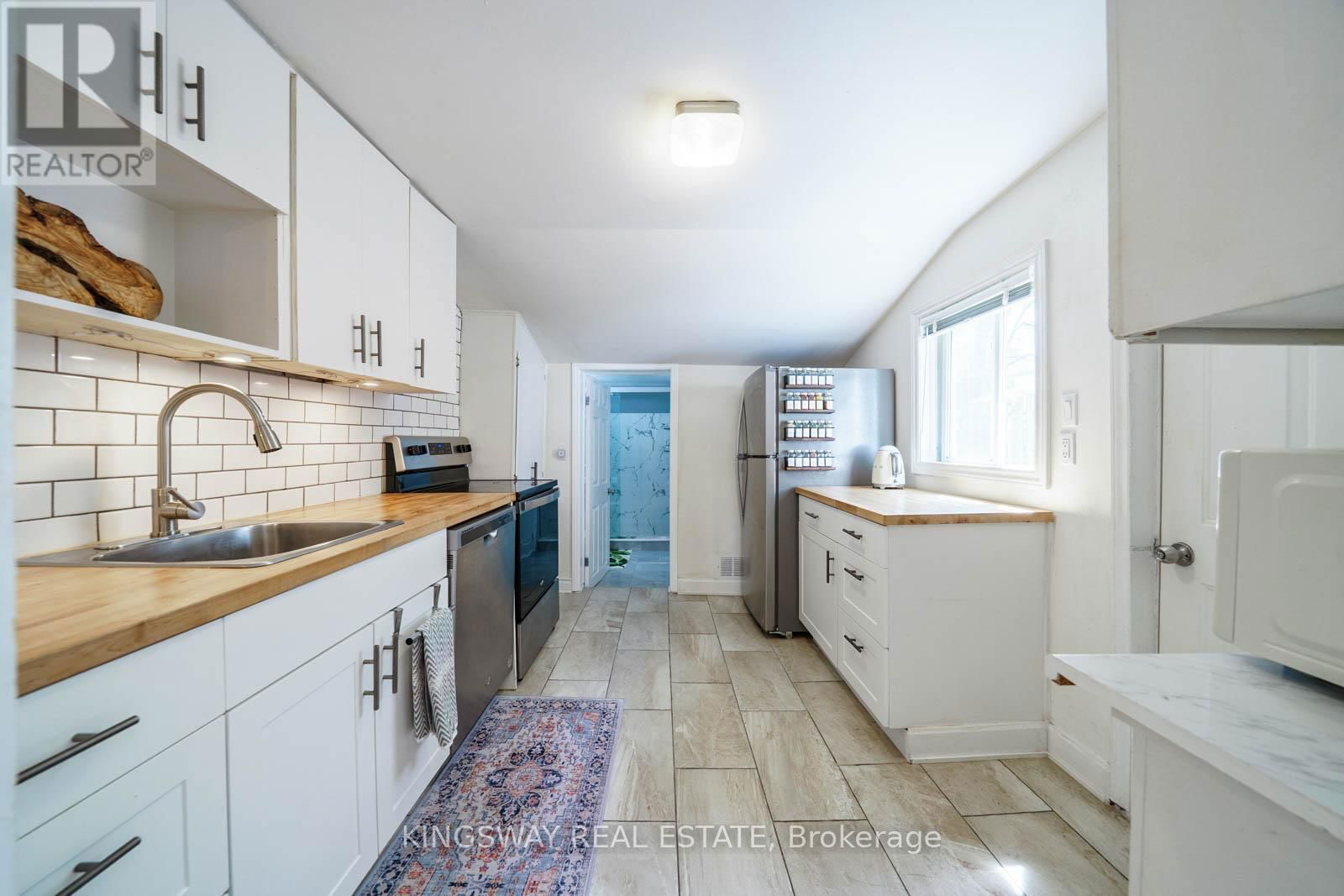 230 EMERALD STREET NORTH Image 15