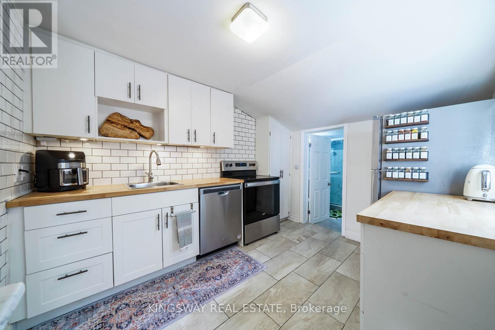 230 EMERALD STREET NORTH Image 16