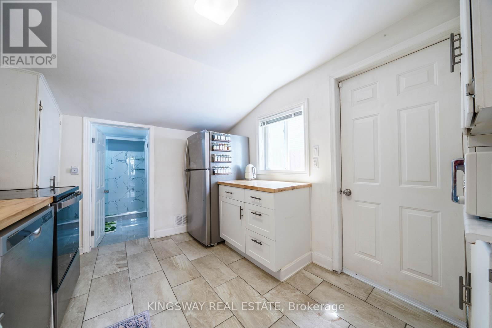 230 EMERALD STREET NORTH Image 21