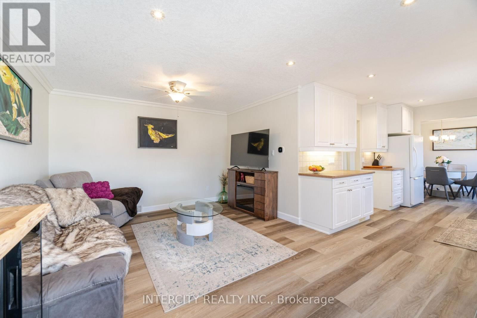 35 LOWER CANADA CRESCENT Image 18