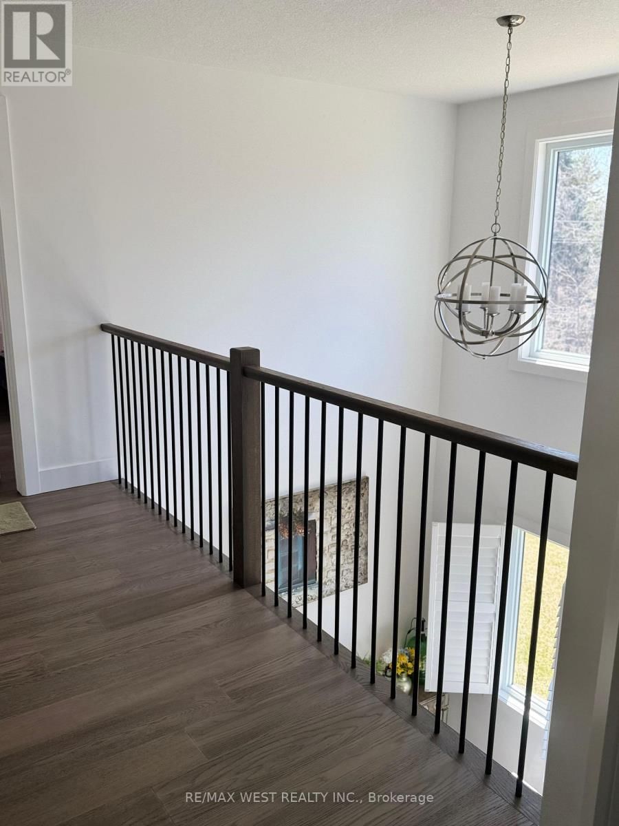 203 MERRITT CRESCENT Image 11