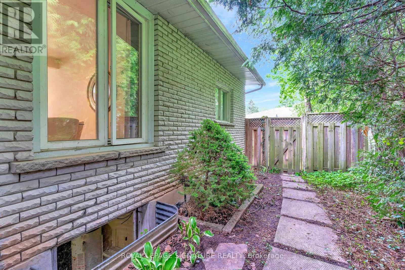 186 CEDARBRAE AVENUE Image 31