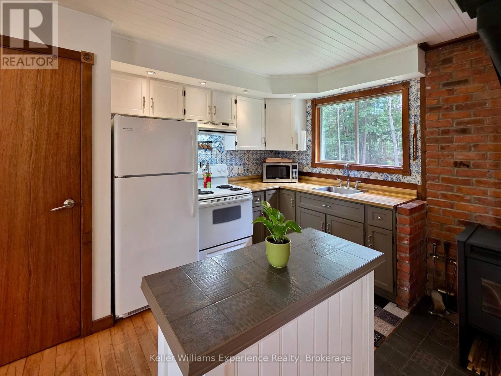 1035 CONWAY CRESCENT Image 16