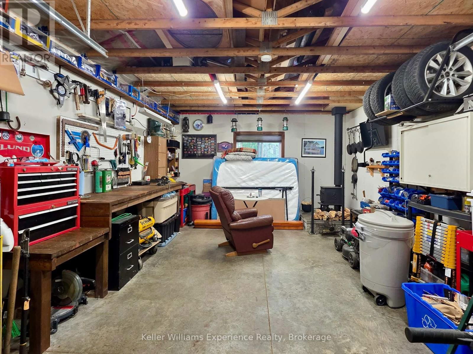 1035 CONWAY CRESCENT Image 31