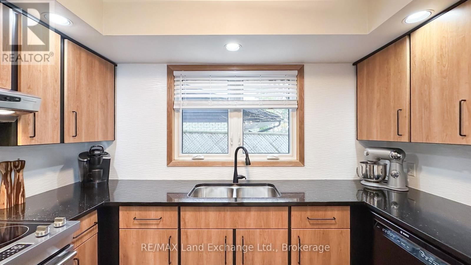222 PENETANGORE ROW Image 10