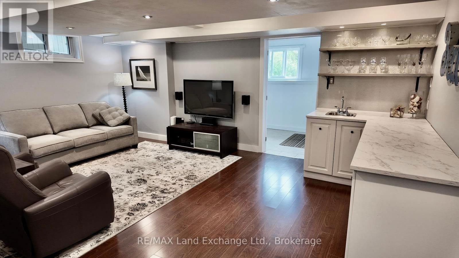 222 PENETANGORE ROW Image 25