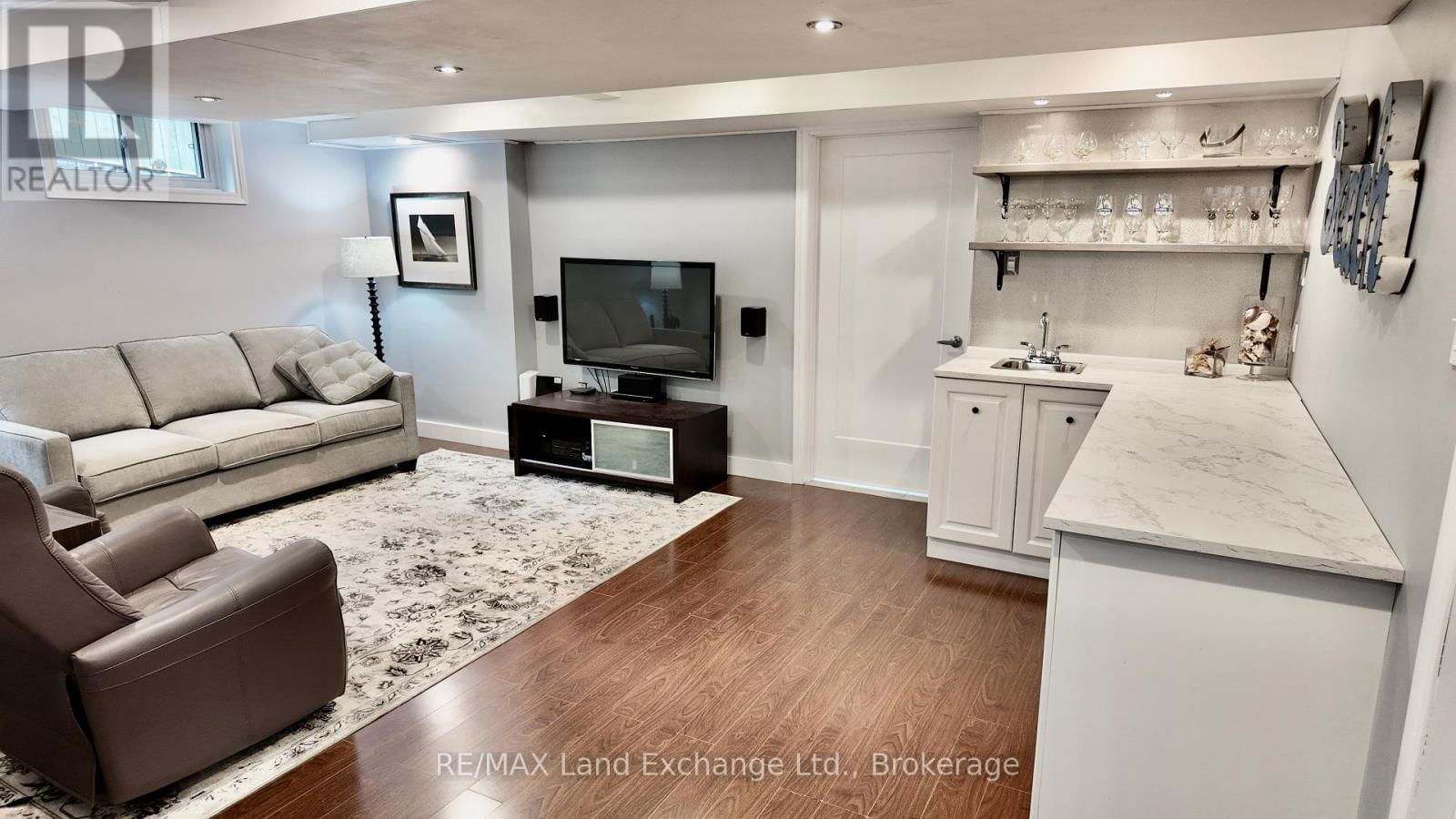 222 PENETANGORE ROW Image 29