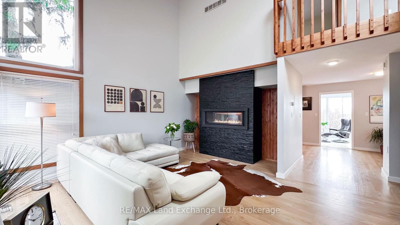 222 PENETANGORE ROW Image 3