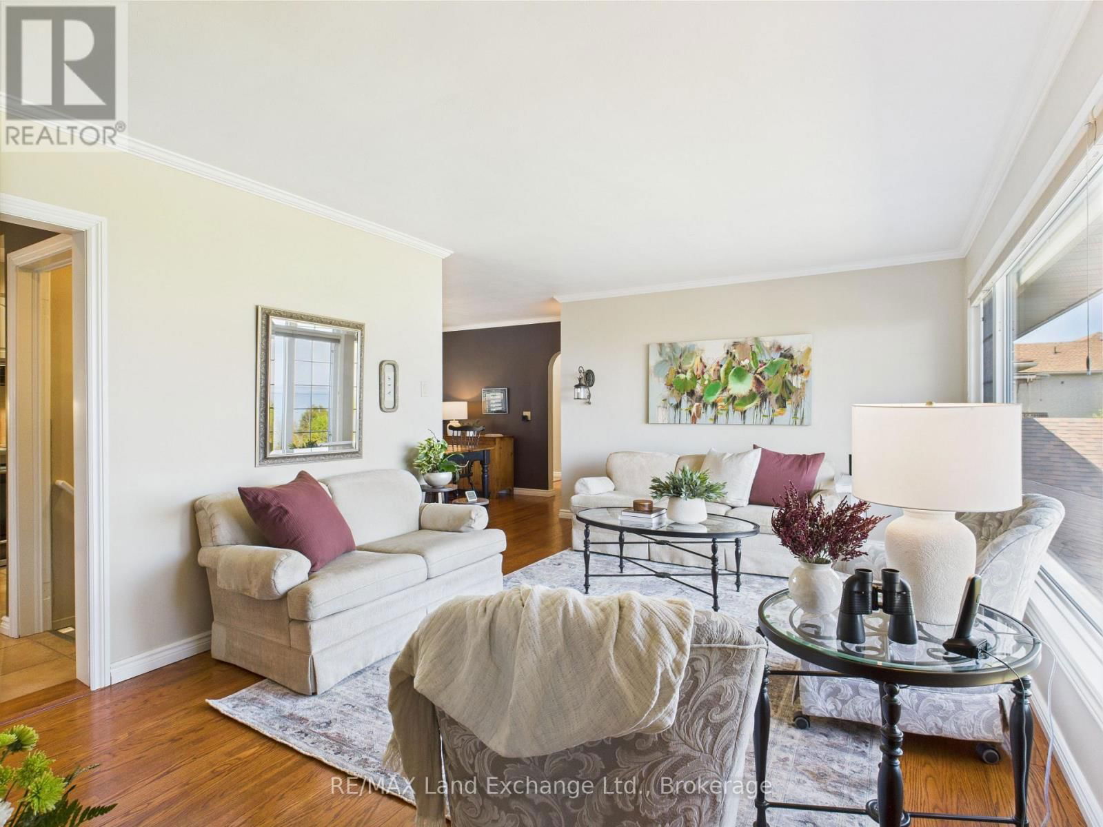 422 PENETANGORE ROW Image 13