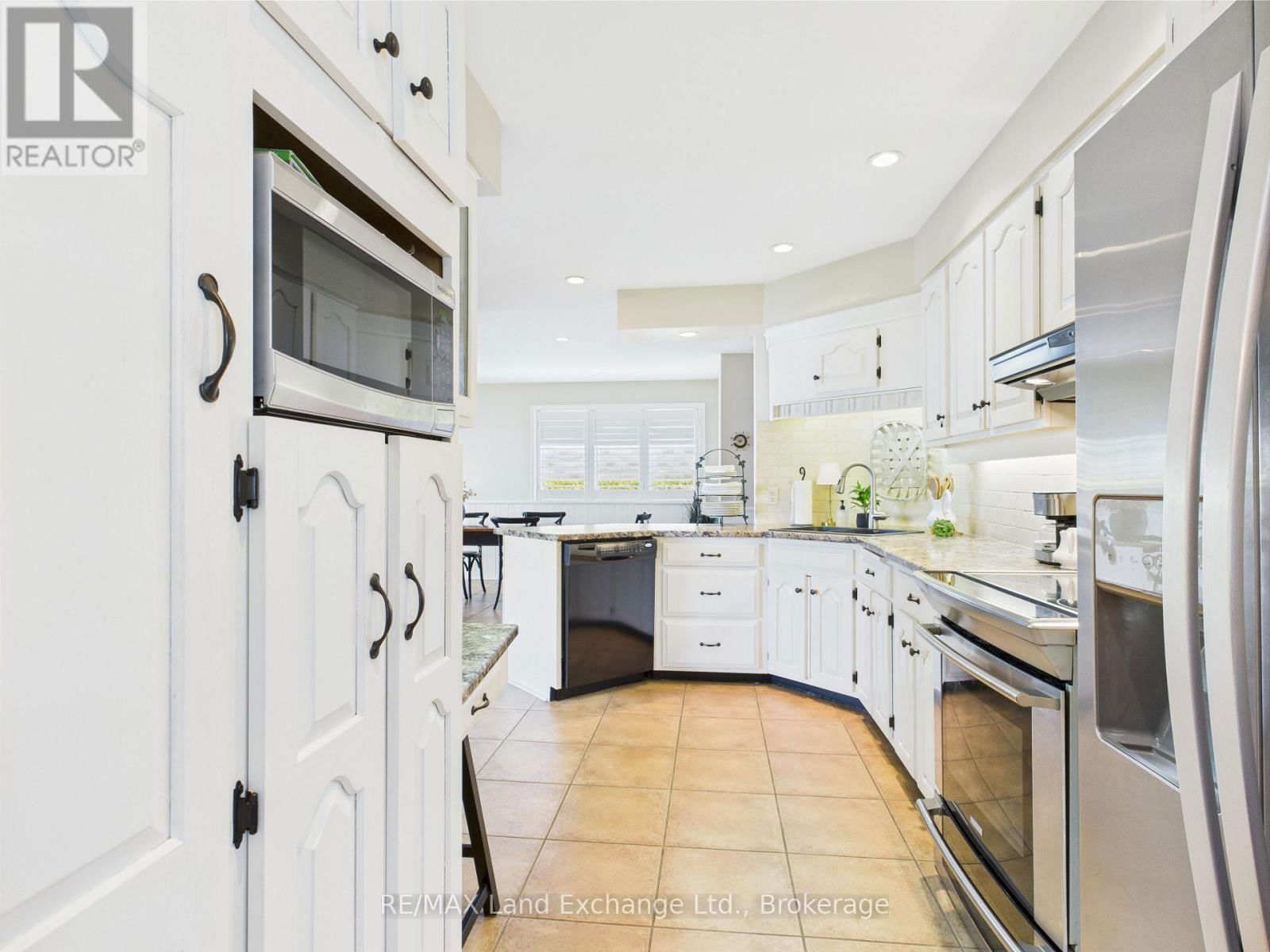 422 PENETANGORE ROW Image 15