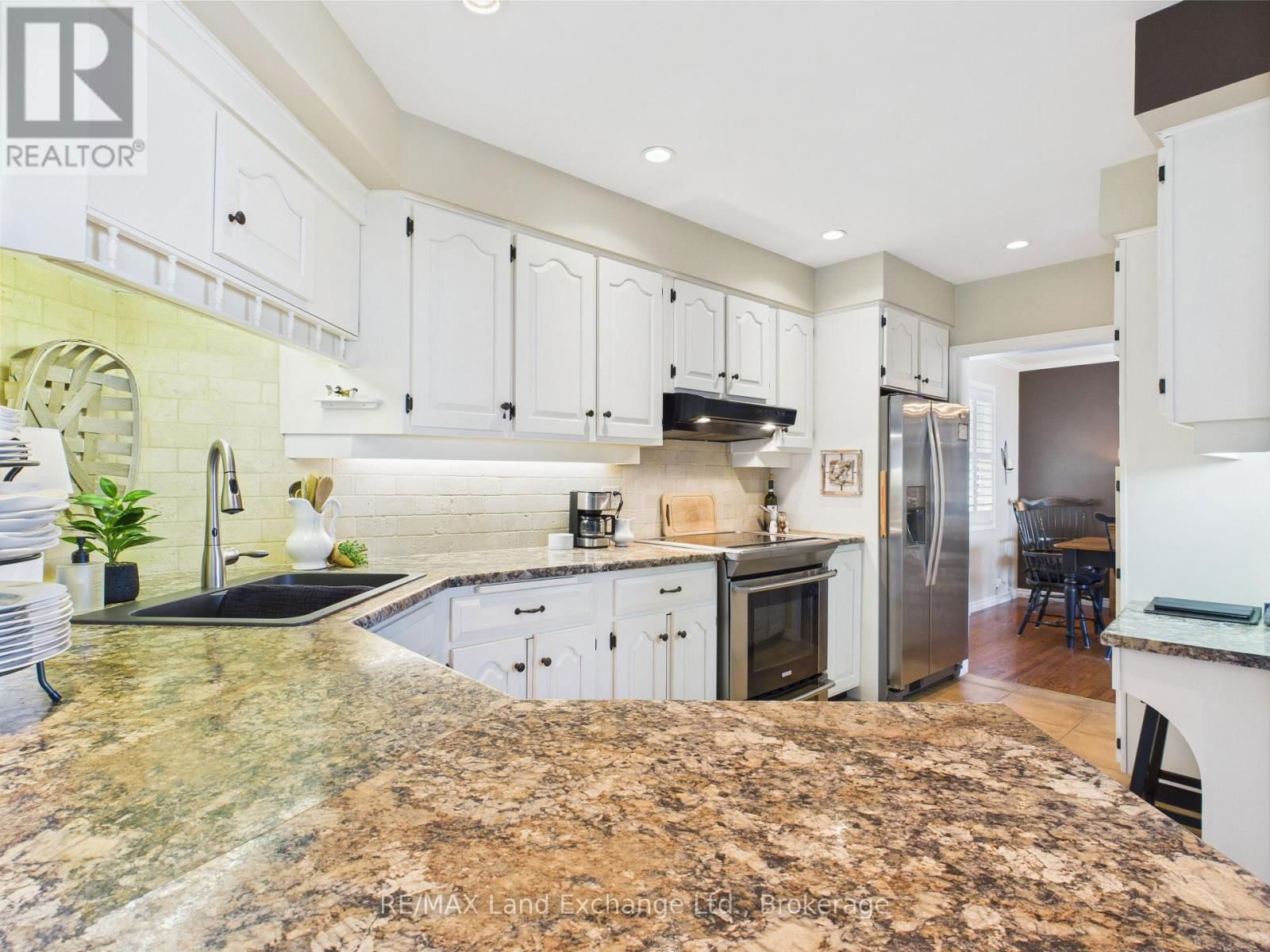 422 PENETANGORE ROW Image 16