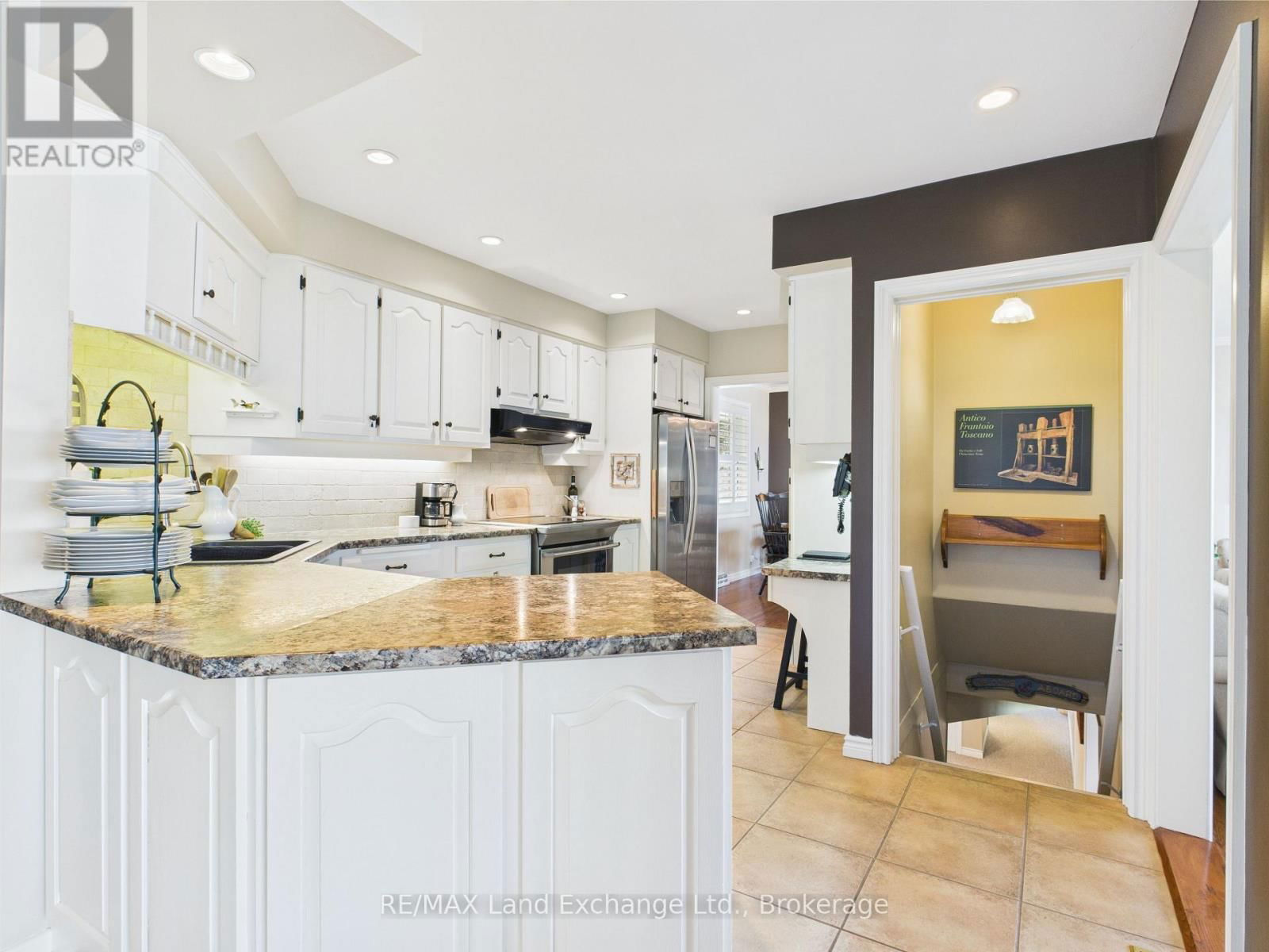 422 PENETANGORE ROW Image 17