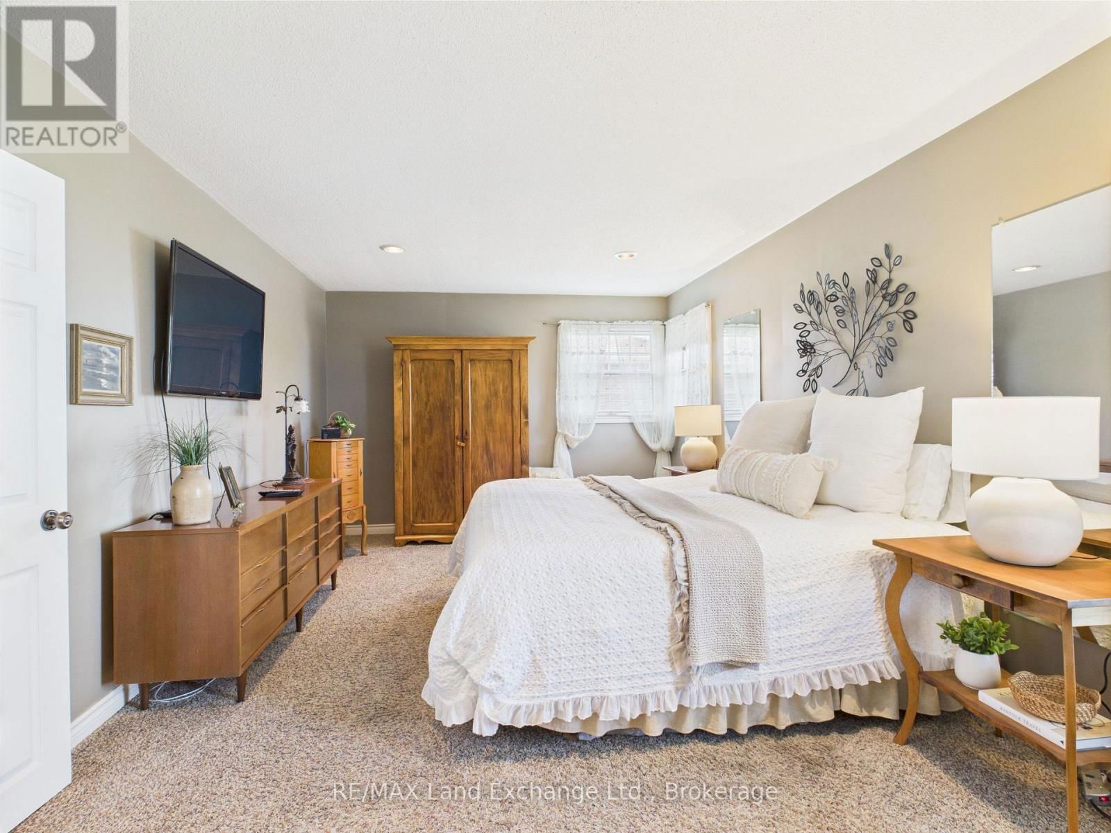 422 PENETANGORE ROW Image 23