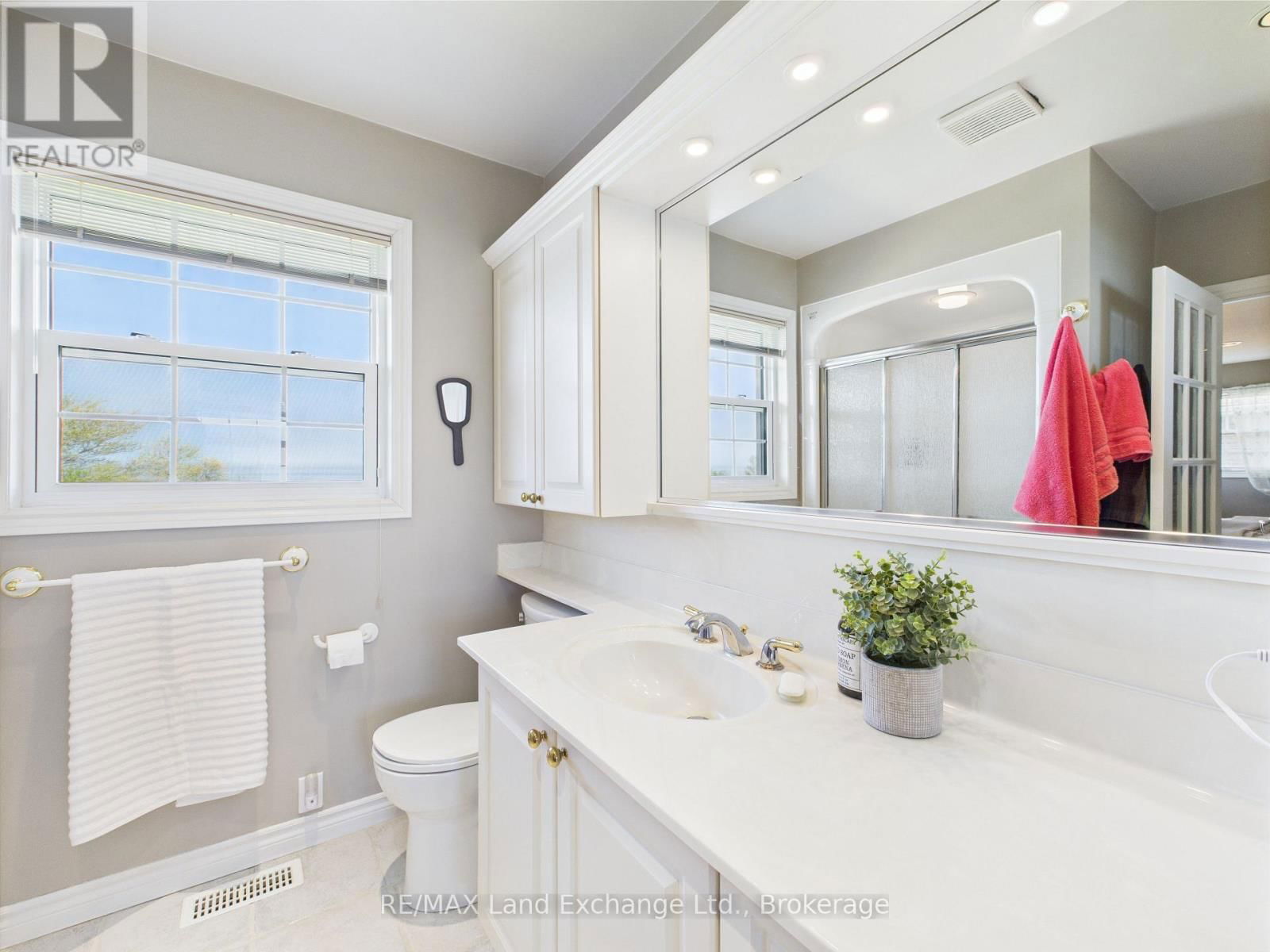 422 PENETANGORE ROW Image 25