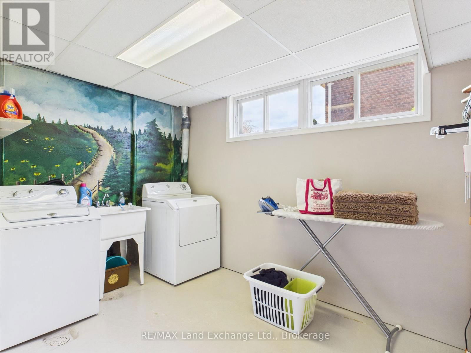 422 PENETANGORE ROW Image 33