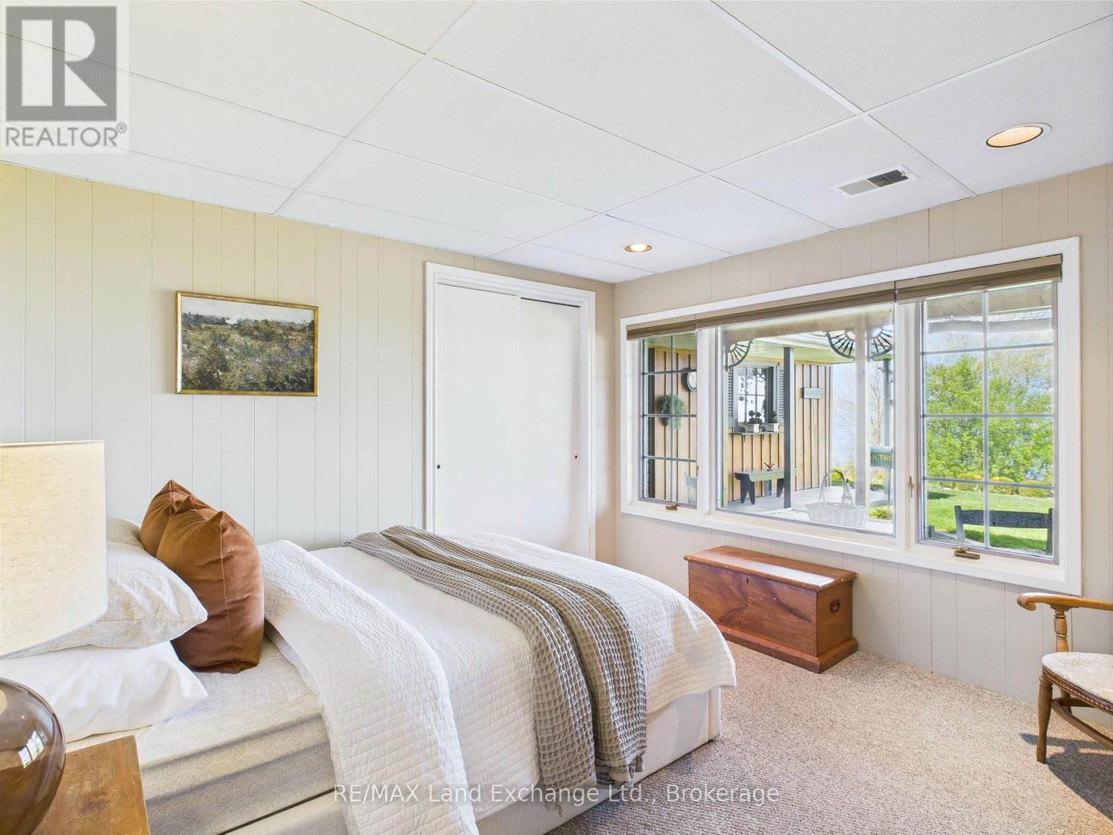 422 PENETANGORE ROW Image 35