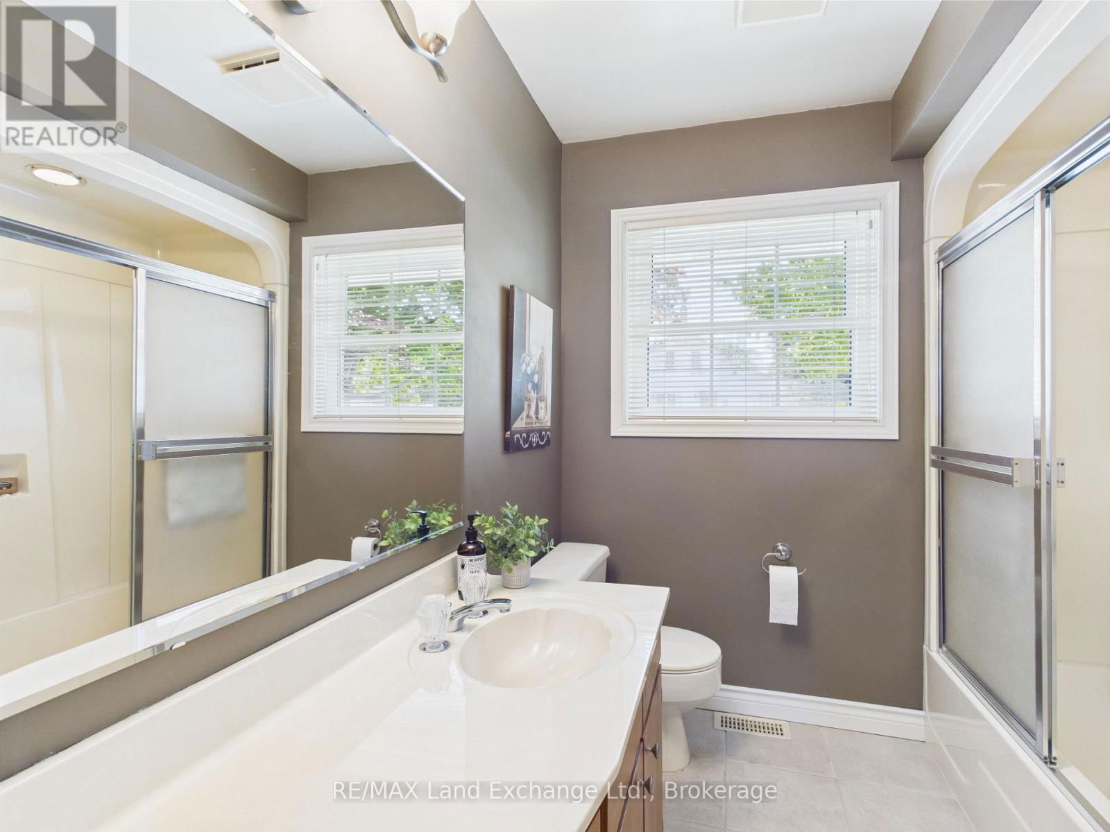 422 PENETANGORE ROW Image 39
